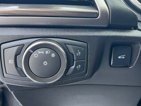 Used 2017 Ford Fusion SE w/ Fusion SE Technology Package image 10