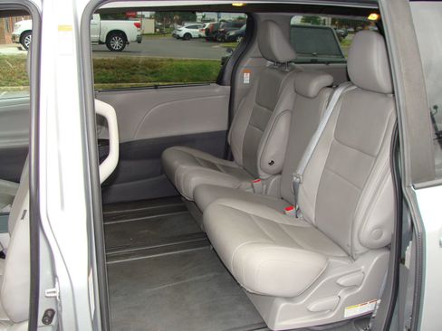 Used 2019 Toyota Sienna XLE w/ XLE Navigation Package FWD image 8