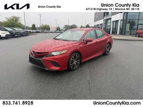 Used 2019 Toyota Camry SE FWD image 1