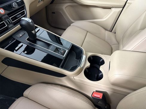 Certified 2025 Porsche Macan image 32