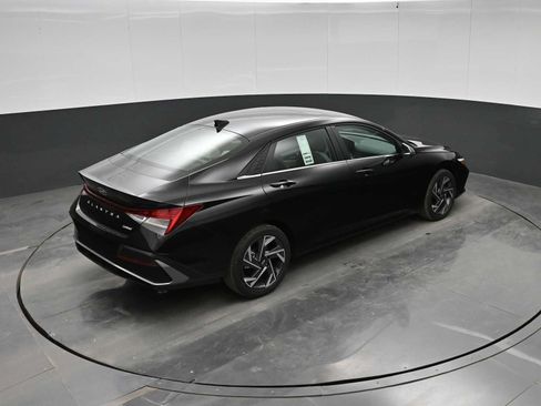 New 2026 Hyundai Elantra Limited FWD image 32