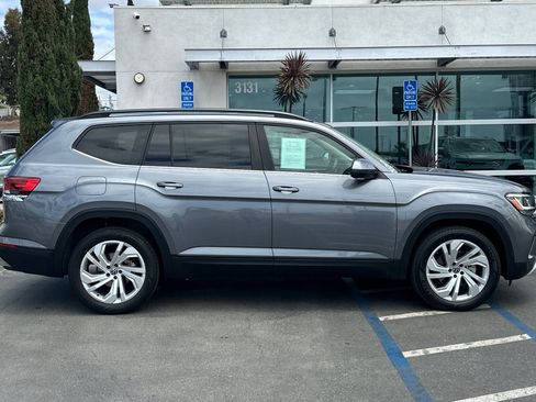 Used 2023 Volkswagen Atlas SE w/ Panoramic Sunroof Package FWD image 3