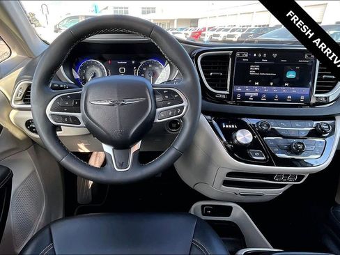 Used 2024 Chrysler Pacifica Touring-L image 8