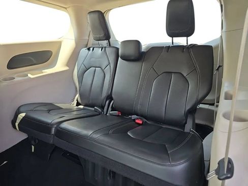 Used 2023 Chrysler Pacifica Touring-L FWD image 17