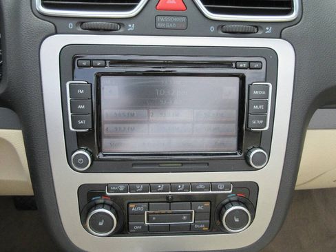 Used 2011 Volkswagen Eos Komfort FWD image 26