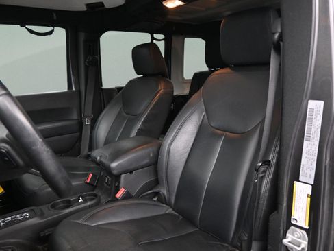 Used 2017 Jeep Wrangler Unlimited Sahara w/ Connectivity Group AWD/4WD image 30