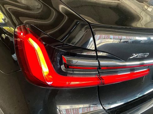 Used 2021 BMW 750i xDrive 750i xDrive w/ Luxury Rear Seating Package image 28