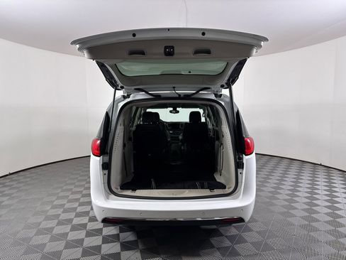 Used 2017 Chrysler Pacifica Touring-L image 12