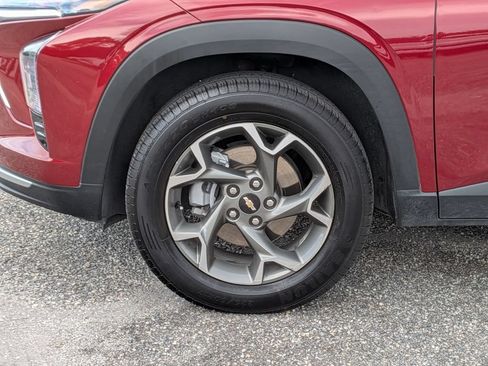 Used 2025 Chevrolet Trax LT w/ LT Convenience Package FWD image 11