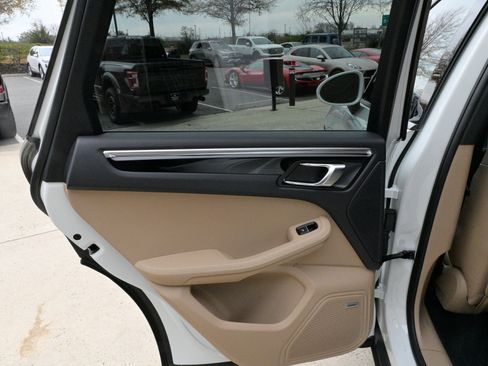 Used 2020 Porsche Macan image 37