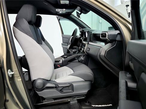 Used 2025 Toyota Tacoma TRD Off-Road image 25