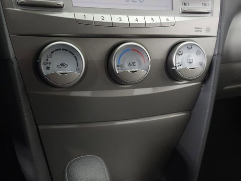 Used 2011 Toyota Camry LE image 19