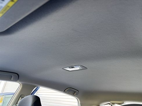 Used 2010 Toyota Yaris 4-Door Hatchback FWD image 24
