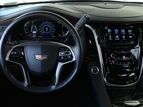 Used 2018 Cadillac Escalade Platinum AWD/4WD image 16