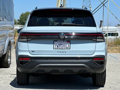 Certified 2026 Volkswagen Taos SE FWD image 5