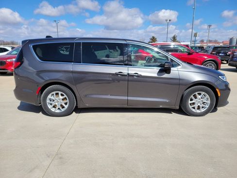 Used 2023 Chrysler Pacifica Touring-L FWD image 6
