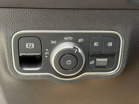 Used 2025 Mercedes-Benz GLB 250 4MATIC image 17