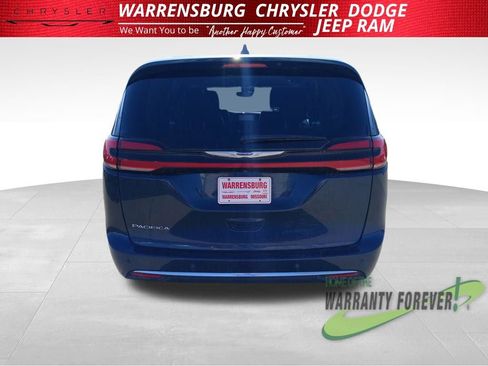 Used 2023 Chrysler Pacifica Touring-L image 5
