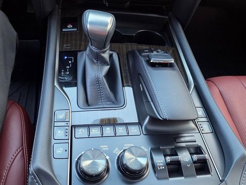 Used 2017 Lexus LX 570 4WD image 16