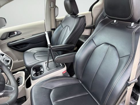 Used 2024 Chrysler Pacifica Limited FWD image 26