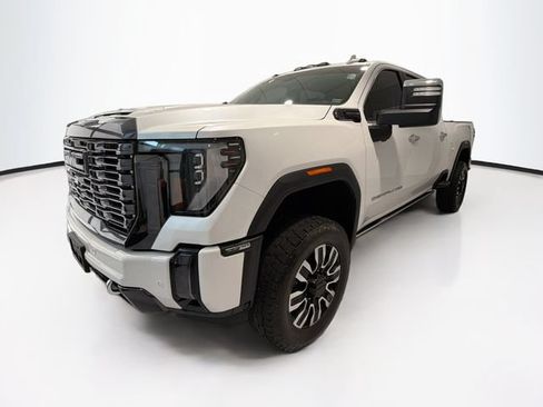 Used 2024 GMC Sierra 2500 Denali Ultimate AWD/4WD image 3