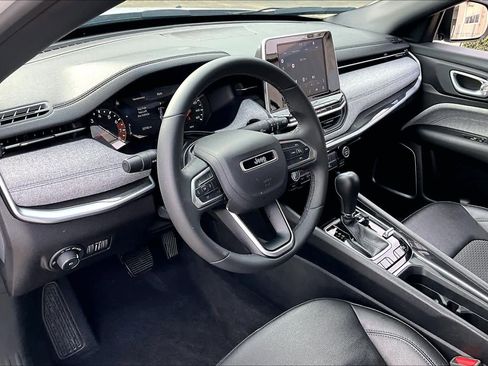 Used 2025 Jeep Compass Latitude image 17