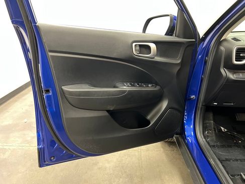 Used 2023 Hyundai Venue SEL FWD image 11
