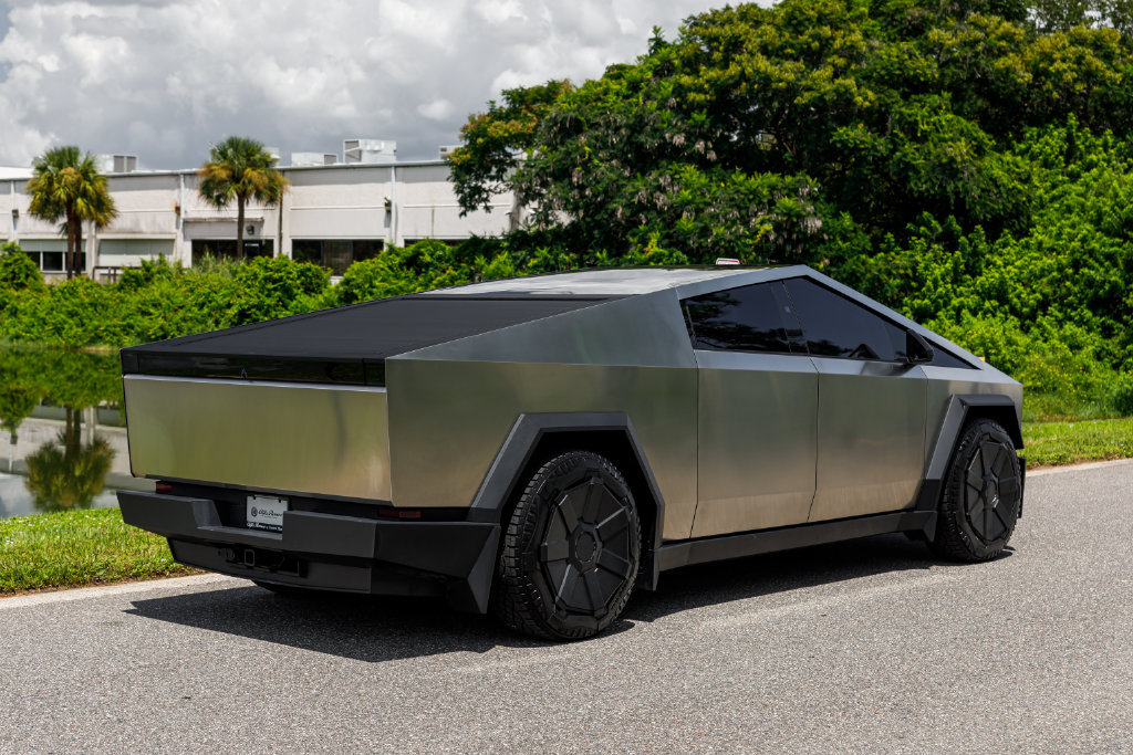 Used 2024 Tesla Cybertruck AWD Crew Cab image 3