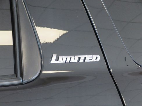 Used 2019 Toyota Sequoia Limited w/ Safety & Convenience Package RWD image 91