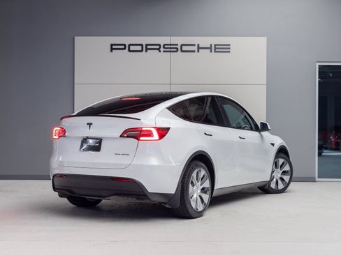 Used 2022 Tesla Model Y Long Range image 7