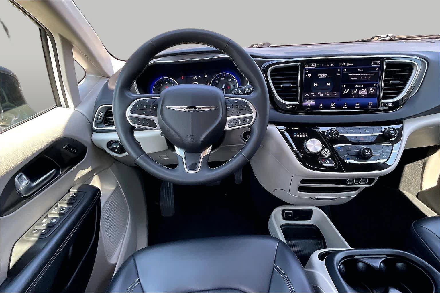 Used 2024 Chrysler Pacifica Touring-L FWD image 5