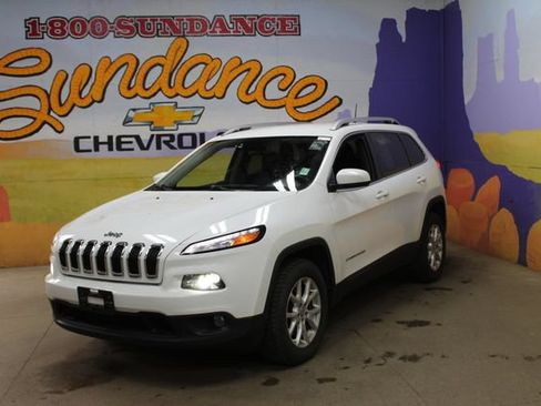 Used 2018 Jeep Cherokee Latitude w/ Cold Weather Group AWD/4WD image 2
