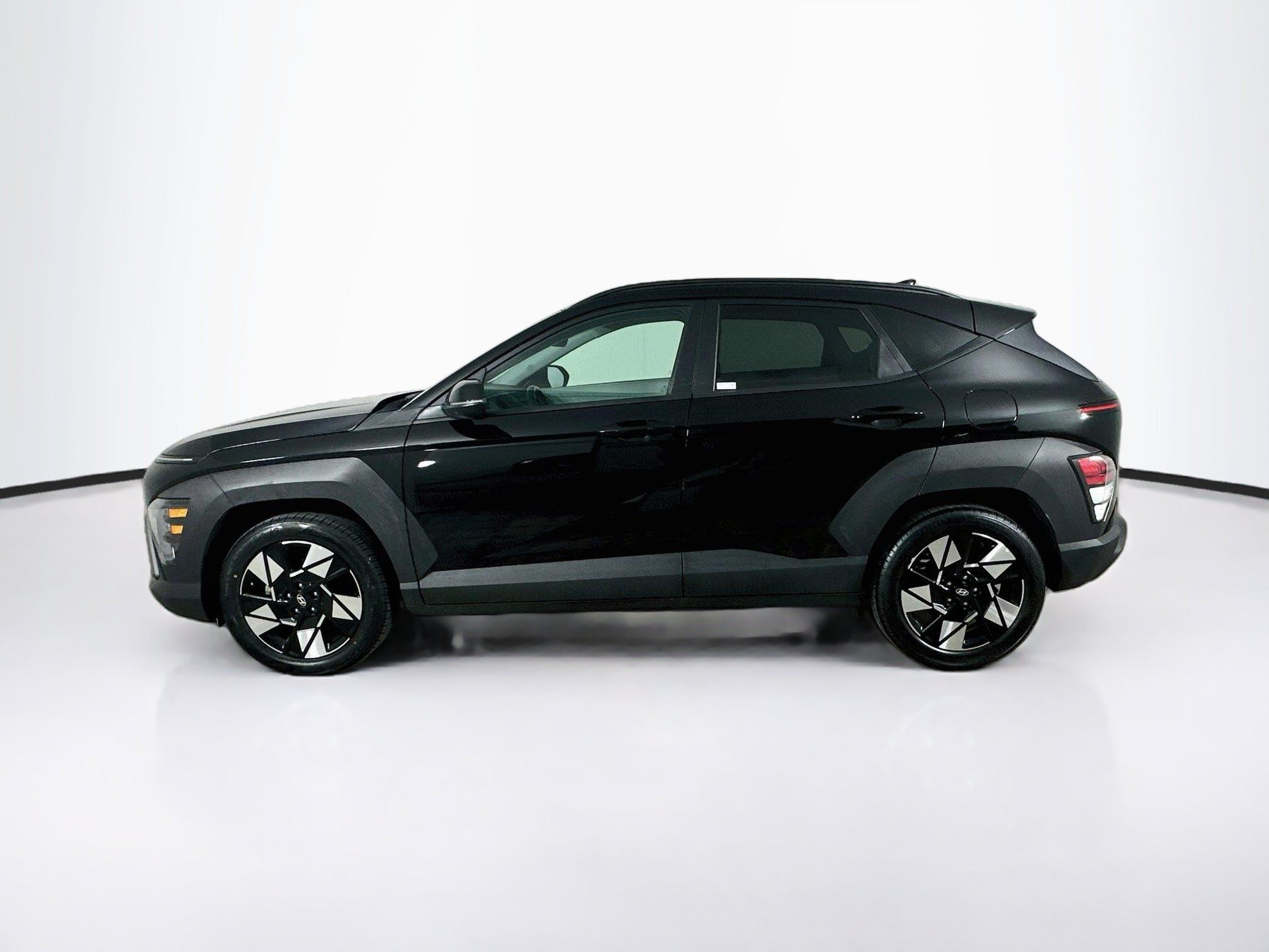 Used 2025 Hyundai Kona SEL FWD image 4