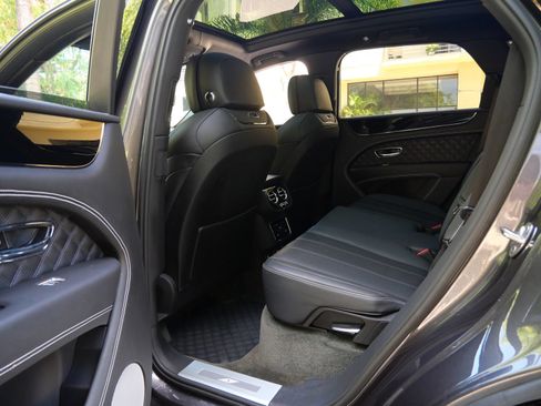 Used 2022 Bentley Bentayga AWD/4WD image 18