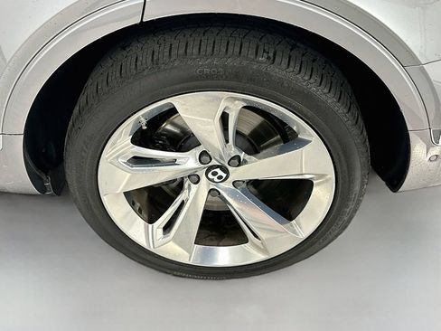Used 2018 Bentley Bentayga AWD/4WD image 34