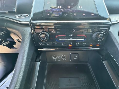 Used 2025 Jeep Grand Cherokee Altitude RWD image 18
