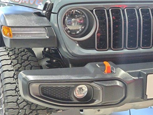 Used 2025 Jeep Gladiator Mojave image 8