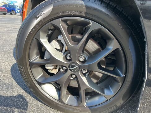 Used 2024 Chrysler Pacifica Touring-L w/ Uconnect Theater Family Group image 38