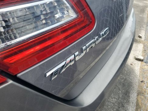 Used 2014 Ford Taurus SE FWD image 7