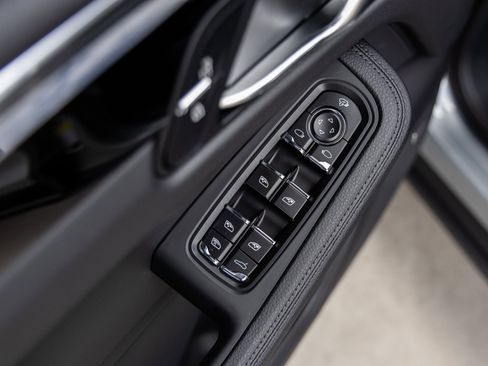 Certified 2025 Porsche Macan image 22