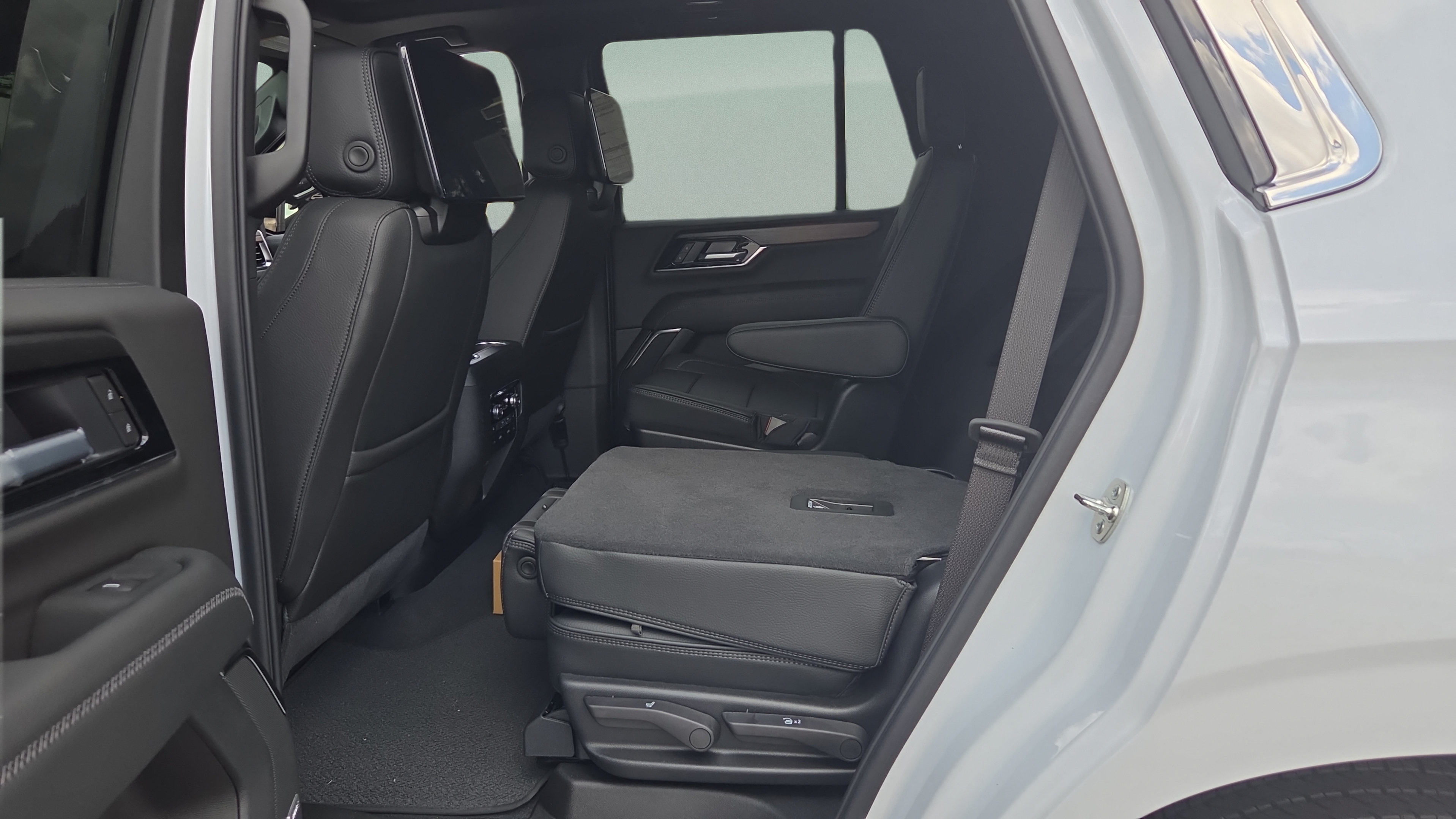 New 2026 GMC Yukon Denali w/ Denali Reserve Package AWD/4WD image 10