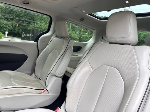 Used 2019 Chrysler Pacifica Limited w/ Advanced Safetytec Group FWD image 10