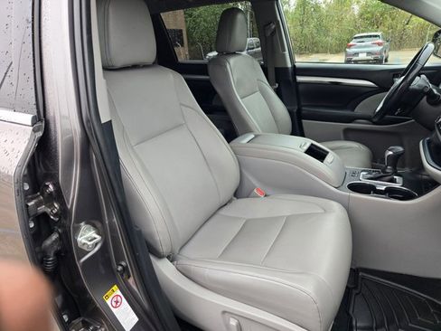 Used 2019 Toyota Highlander XLE image 23