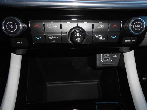 Certified 2022 Jeep Compass Limited image 16