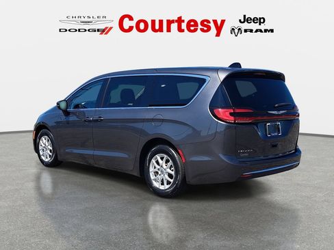 Certified 2023 Chrysler Pacifica Touring-L FWD image 6