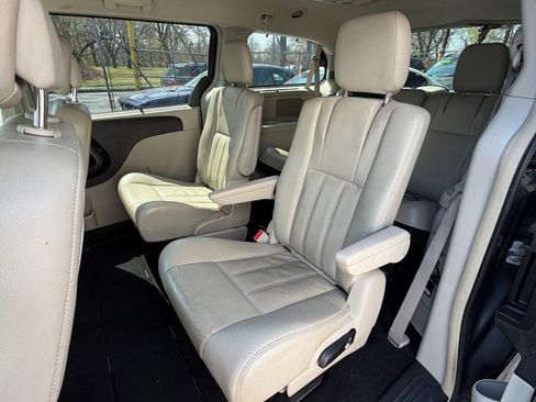 Used 2014 Chrysler Town & Country Touring-L w/ Driver Convenience Group image 20