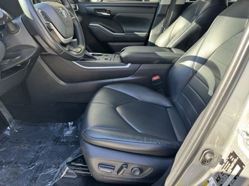 Certified 2022 Toyota Highlander XLE image 6