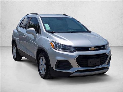 Used 2020 Chevrolet Trax LT w/ LT Convenience Package FWD image 3