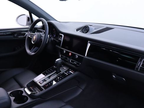Certified 2025 Porsche Macan AWD/4WD image 4