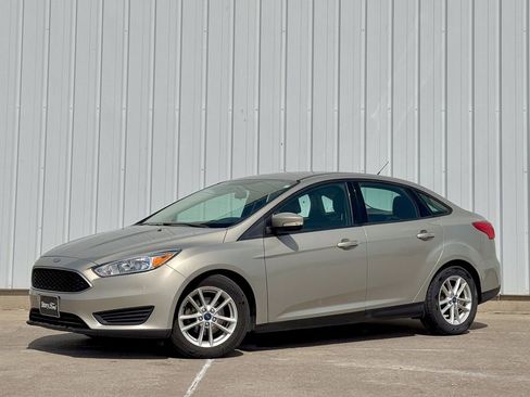 Used 2016 Ford Focus SE image 2